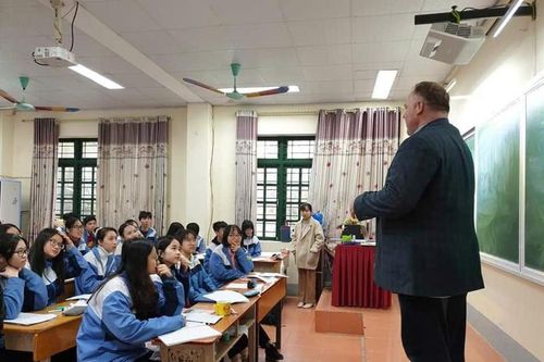 Phá bỏ các rào cản hành chính để thu hút nhân tài toàn cầu