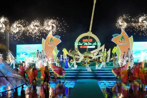 Người dân đội mưa tham quan Ngày hội Tinh hoa ẩm thực Cà Mau