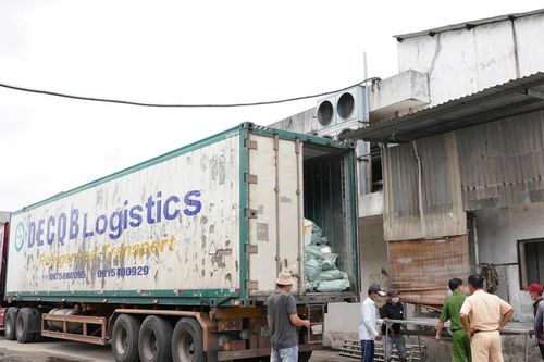 Phát hiện xe đầu kéo chở 30 tấn thực phẩm không rõ nguồn gốc