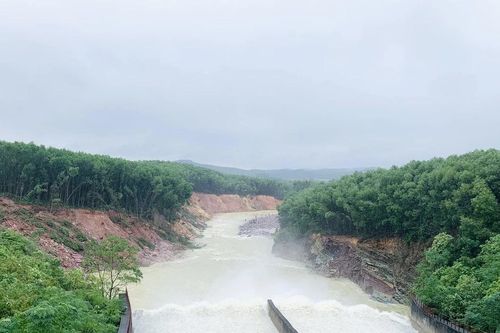 Hồ chứa nước ở Hà Tĩnh đồng loạt xả tràn ứng phó mưa bão