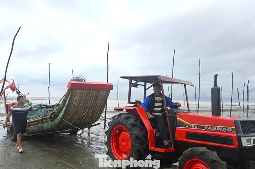 Ngư dân hối hả kéo 'cần câu cơm' về nhà tránh bão số 10