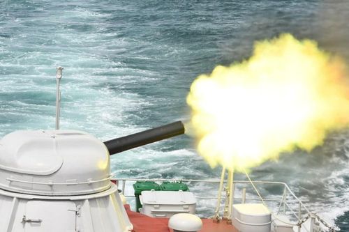 Chiến hạm hải quân tiêu diệt mục tiêu máy bay giả định trên không