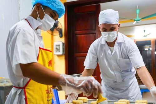 Khám phá quy trình làm bánh Trung thu truyền thống làng Xuân Đỉnh