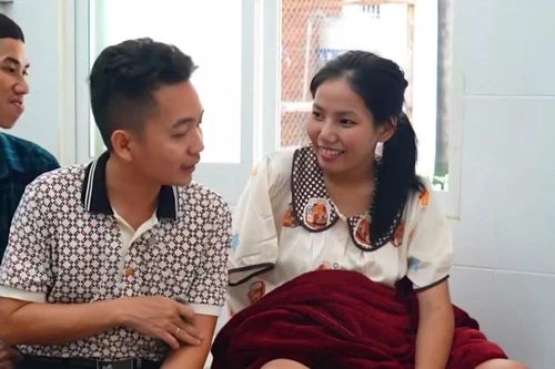 Thai phụ mang song thai chờ nối lại tay nhận được 1 tỷ đồng từ các nhà hảo tâm