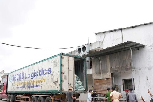 Phát hiện xe đầu kéo chở 30 tấn thực phẩm không rõ nguồn gốc