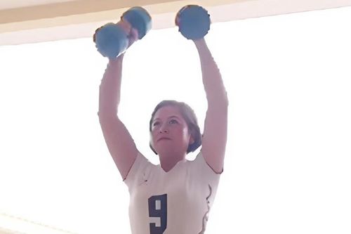 Đại tá, NSND Thu Quế gây thích thú khi nâng tạ 6kg được 40 lần
