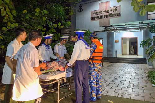 Cứu ngư dân có nguy cơ liệt tứ chi khi gặp nạn trên vùng biển đặc khu Trường Sa