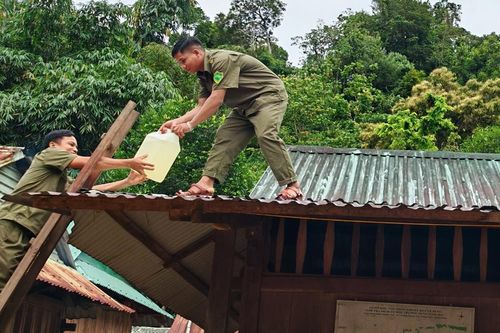 Đà Nẵng hạ mực nước hồ thủy điện, ngư dân thuê xe cẩu đưa thuyền lên bờ tránh bão Bualoi