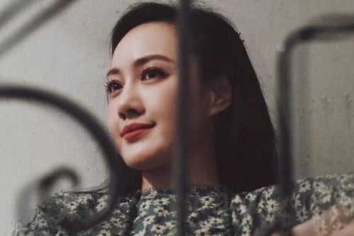 Ảnh hài hước của NSƯT Chiều Xuân cùng chồng, MC Hoài Anh VTV chỉ cách yêu