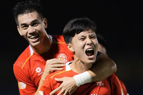 Ngược dòng ngoạn mục hạ SLNA, CA TP.HCM lên đầu bảng V-League