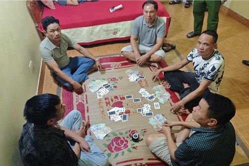 Bắt quả tang 5 đối tượng đánh bạc bằng hình thức 'lốc'