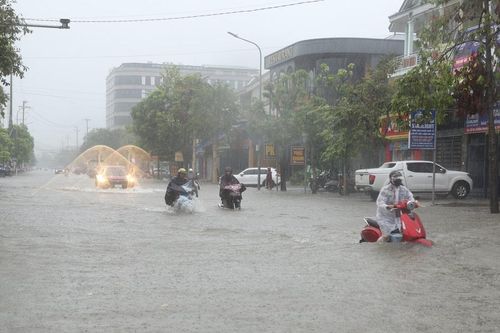 Mưa lớn gây ngập cục bộ nhiều tuyến phố ở Nghệ An