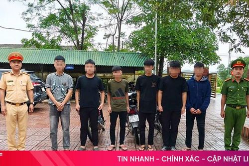 Triệu tập, xử lý 6 thanh thiếu niên đi xe máy không đội mũ bảo hiểm, lạng lách đánh võng trên quốc lộ