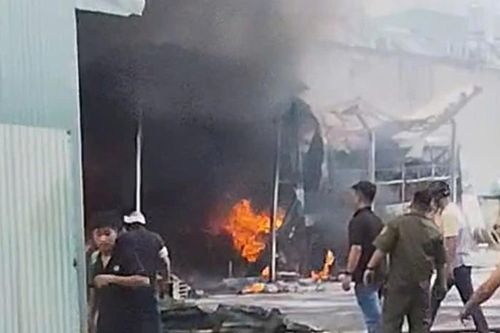 TP Hồ Chí Minh: Cháy bãi giữ xe ở An Phú Đông, thiêu rụi xe khách 45 chỗ