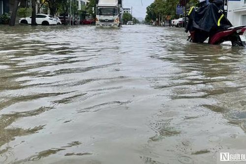 Mưa xối xả, nhiều tuyến phố ở Nghệ An ngập trong biển nước, hàng loạt xe chết máy