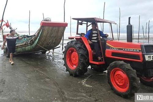 Ngư dân Nghệ An chạy đua đưa thuyền bè đi tránh bão