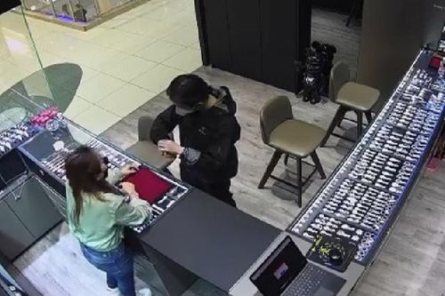 Người đàn ông đeo thử đồng hồ Rolex trị giá 817 triệu đồng rồi bỏ chạy