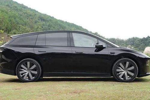 SUV dài hơn 4,9 mét, công suất 536 mã lực, hệ thống treo khí nén, giá hơn 920 triệu đồng