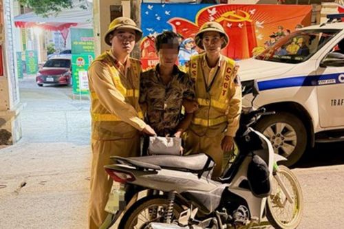 Phát hiện thanh niên nghi vấn ở đường nghĩa trang, Công an kiểm tra liền lộ ra 'bí mật'