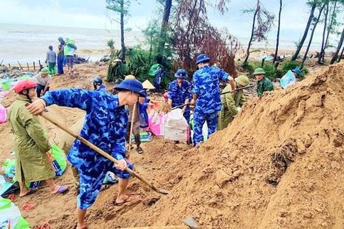 Hà Tĩnh khẩn trương gia cố đê, xả tràn hồ chứa, sơ tán dân ứng phó bão số 10
