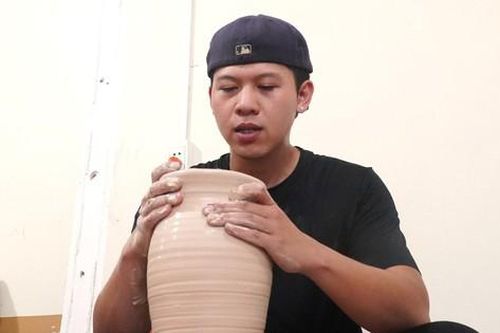Những chàng trai bỏ phố về làng 'thổi hồn' vào đất sét