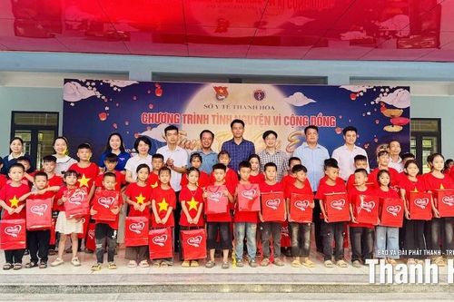 Mang Trung thu đến với trẻ em vùng cao xã Hồi Xuân