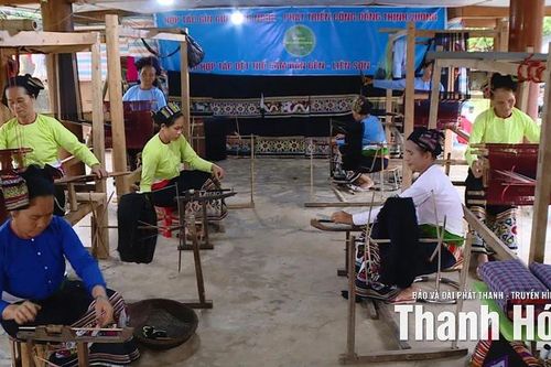 Nét độc đáo trên chiếc khăn piêu của người Thái