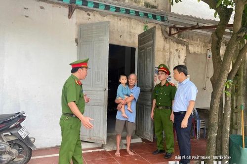 Xã Hậu Lộc ra quân giải tỏa hành lang an toàn giao thông