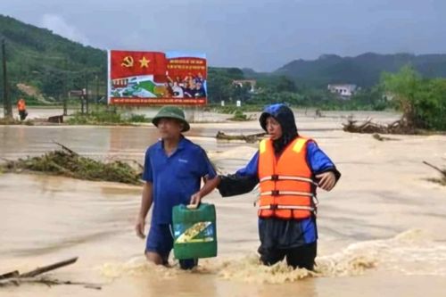 Bão chưa vào đất liền, mưa lớn đã khiến nhiều nơi ở Thanh Hóa, Quảng Trị ngập lụt