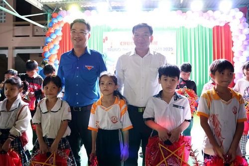 Bí thư Trung ương Đoàn dự hội trăng rằm xã Vĩnh Gia