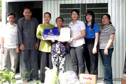 Bàn giao 2 nhà đại đoàn kết tại phường Tịnh Biên