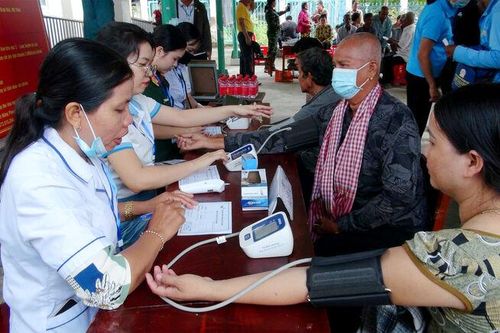 Khám bệnh, tặng quà cho hơn 750 người dân xã Ô Lâm
