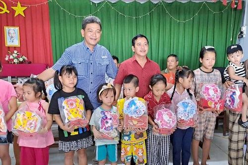 Các địa phương trao quà Trung thu cho thiếu nhi, học sinh có hoàn cảnh khó khăn