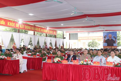 Trung đoàn CSCĐ Tây Bắc kỷ niệm 15 năm thành lập và đón nhận Huân chương Bảo vệ Tổ quốc hạng Ba