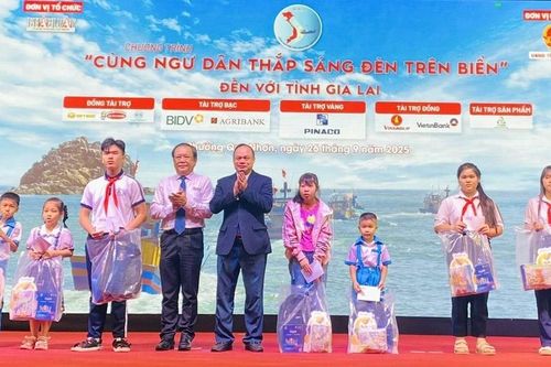 Báo Pháp Luật TP. Hồ Chí Minh trao quà hỗ trợ ngư dân có hoàn cảnh khó khăn