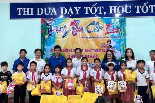 Tặng quà trung thu cho học sinh Trường Tiểu học Ân Phong