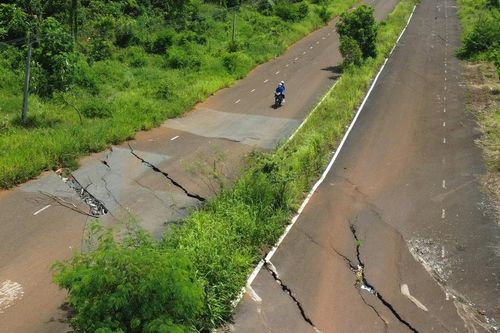 Hơn thập kỷ chờ khắc phục đường sụt lún