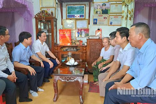Thăm, tặng quà già làng, trưởng bản, người cao tuổi có uy tín trong đồng bào dân tộc thiểu số
