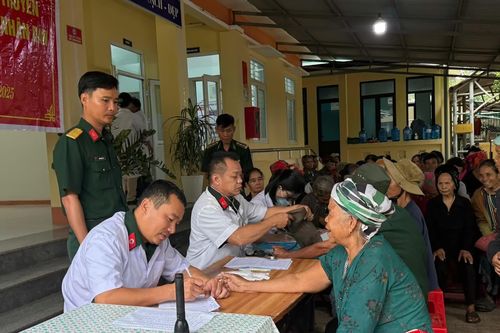 1.300 người dân miền núi Nam Quảng Trị được khám bệnh miễn phí