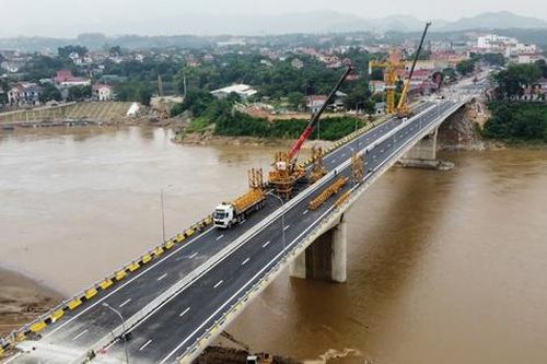 Cầu Phong Châu mới vượt tiến độ, Bộ trưởng Bộ Xây dựng tặng bằng khen 3 tập thể, 7 cá nhân