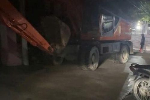 Cụ bà tử vong thương tâm sau va chạm với máy xúc
