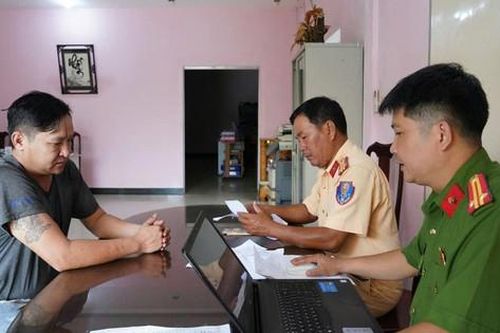 Huế: Phát hiện xe đầu kéo chở 30 tấn thịt, chân gà không rõ nguồn gốc