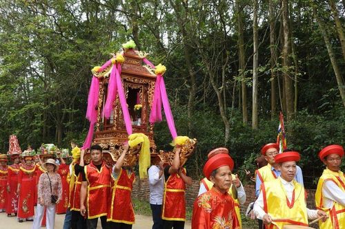 Giao lưu thực hành tín ngưỡng thờ Mẫu tại Phủ Suối: Lan tỏa giá trị văn hóa tâm linh xứ Thanh