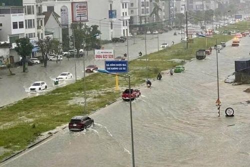Bão Bualoi chưa vào nhưng miền Trung mưa trắng trời, nhiều nơi ngập sâu