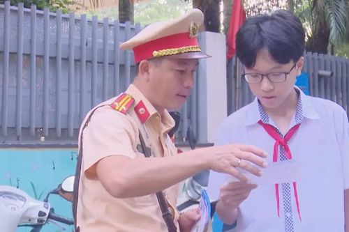 CSGT Hà Nội hướng dẫn đảm bảo ATGT cho học sinh