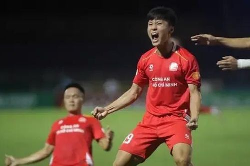 Công an TP.HCM chiếm ngôi đầu V-League 2025/2026