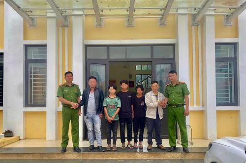 Hỗ trợ 3 thanh thiếu niên đi lạc cách nhà 90km trở về an toàn