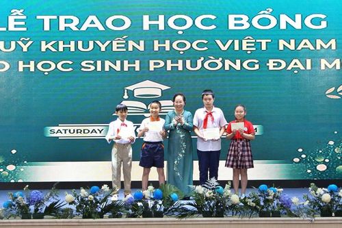 Hơn 130 suất học bổng được trao tặng cho học sinh phường Đại Mỗ