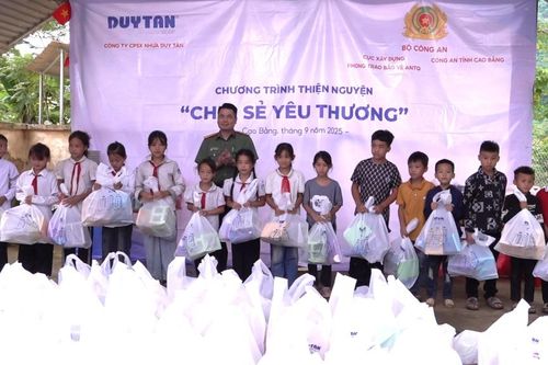 Đoàn công tác Bộ Công an và các nhà hảo tâm trao quà, khám bệnh tại xã Quảng Lâm