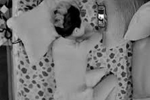 Camera ghi lại cảnh rắn trườn vào phòng ngủ –pha né cú đớp của cô gái khiến ai cũng thót tim